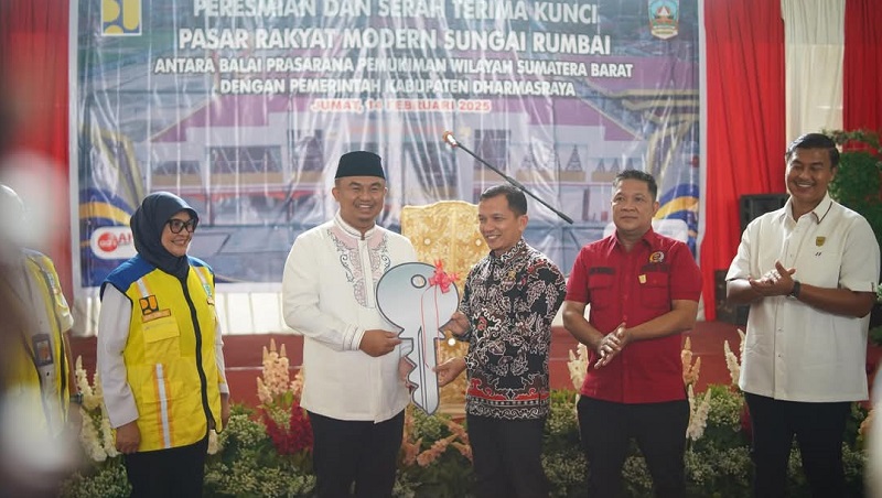 Bupati Dharmasraya, Sutan Riska Tuanku Kerajaan meresmikan pasar Modern Rakyat Dharmasraya di Sungai Rumbai, Jumat (14/2/2025).