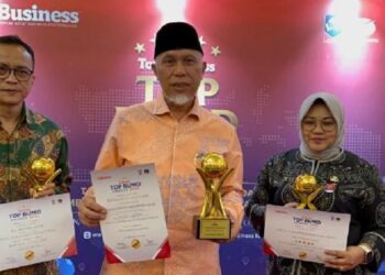 Gubernur Mahyeldi Raih Penghargaan Top Pembina BUMD Award 2025