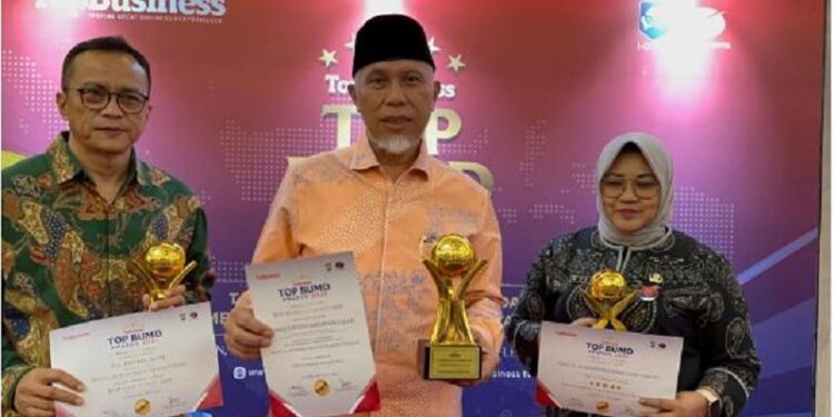 Gubernur Mahyeldi Raih Penghargaan Top Pembina BUMD Award 2025