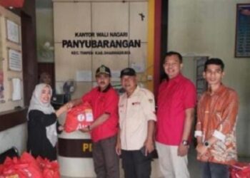 Alex Indra Lukman Salurkan Bantuan bagi Warga Korban Banjir di Timpeh