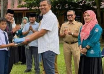Anggota DPRD Sutan Riki Apresiasi Program Baju Sekolah Gratis dari Kepsek