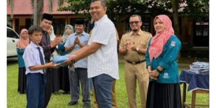 Anggota DPRD Sutan Riki Apresiasi Program Baju Sekolah Gratis dari Kepsek
