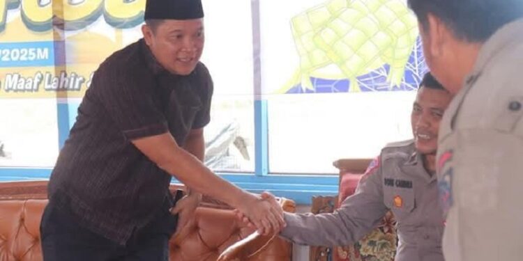 Ketua DPRD Dharmasraya Sambagi Pos Pengamanan Lebaran Idulfitri