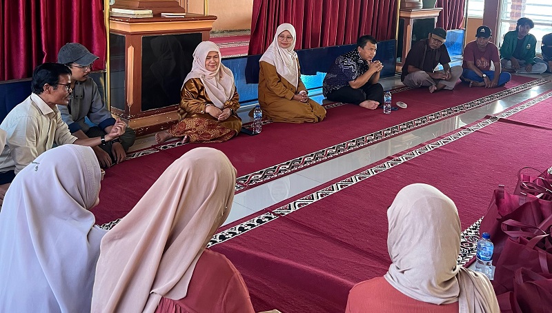 Dosen Sastra Indonesia melakukan diskusi setelah memberikan penyuluhan kepada masyarakat Nagari Tanah Bakali, Air Pura, Pesisir Selatan