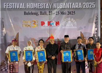 Tokoh Pengembangan Usaha Homestay, Gubernur Sumbar Terima IHSA Award 2025