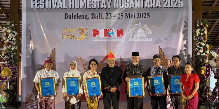 Tokoh Pengembangan Usaha Homestay, Gubernur Sumbar Terima IHSA Award 2025