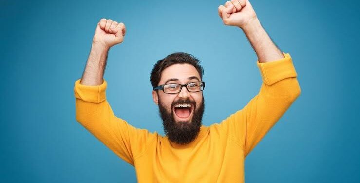 Foto seorang laki - laki yang sedang bahagia. [foto : ist]