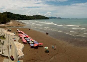 Foto pantai air manis Padang. [foto : net]