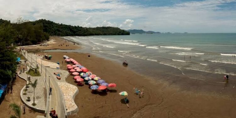 Foto pantai air manis Padang. [foto : net]