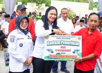 Bupati Dharmasraya, Annisa Suci Ramadhani menyerahkan bantuan pertanian kepada kelompok tani di Dharmasraya. [foto : ist]