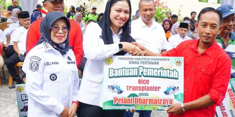 Bupati Dharmasraya, Annisa Suci Ramadhani menyerahkan bantuan pertanian kepada kelompok tani di Dharmasraya. [foto : ist]