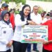 Bupati Dharmasraya, Annisa Suci Ramadhani menyerahkan bantuan pertanian kepada kelompok tani di Dharmasraya. [foto : ist]