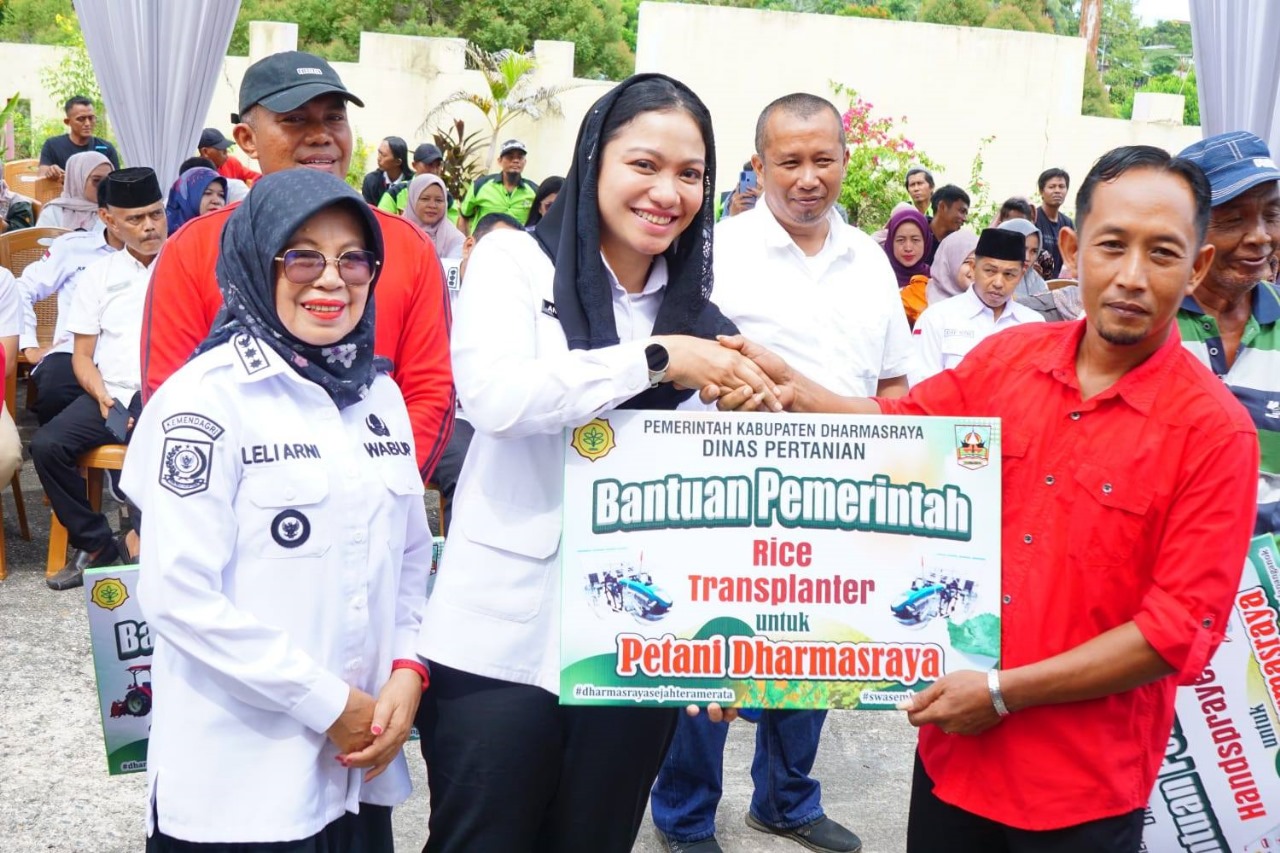Bupati Dharmasraya, Annisa Suci Ramadhani menyerahkan bantuan pertanian kepada kelompok tani di Dharmasraya. [foto : ist]