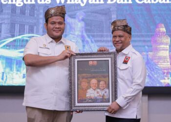 Ir. Ulul Azmi, ST., CST., IPM., ASEAN Eng., resmi dilantik sebagai Ketua Persatuan Insinyur Indonesia (PII) Wilayah Riau. [foto : ist]