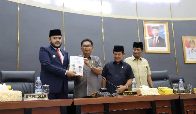Penyerahan dokumen Ranperda RPJMD dari Walikota Padang Fadly Amran kepada Pimpinan DPRD Kota Padang. [foto : ist]