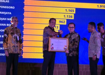 Rektor Unand, Efa Yonnedi saat menerima penghargaan bergengsi sebagai perguruan tinggi dengan jumlah permohonan desain industri dan paten terbanyak selama 2015–2024. Rabu, (04/06/2025) [foto : ist]