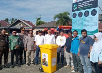 Foto bersama Wakil Ketua DPRD Padang Pariaman, Firman bersama unsur pemerintah usai gotong royong di Masjid Syeikh Burhannuddin dan Pasar Ulakan. Kamis, (05/06/2025) [foto : ist]
