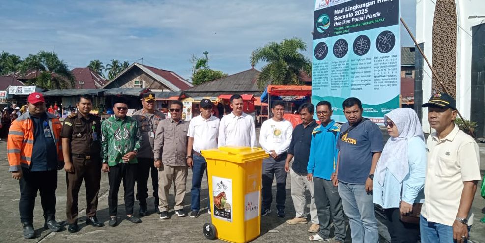 Foto bersama Wakil Ketua DPRD Padang Pariaman, Firman bersama unsur pemerintah usai gotong royong di Masjid Syeikh Burhannuddin dan Pasar Ulakan. Kamis, (05/06/2025) [foto : ist]