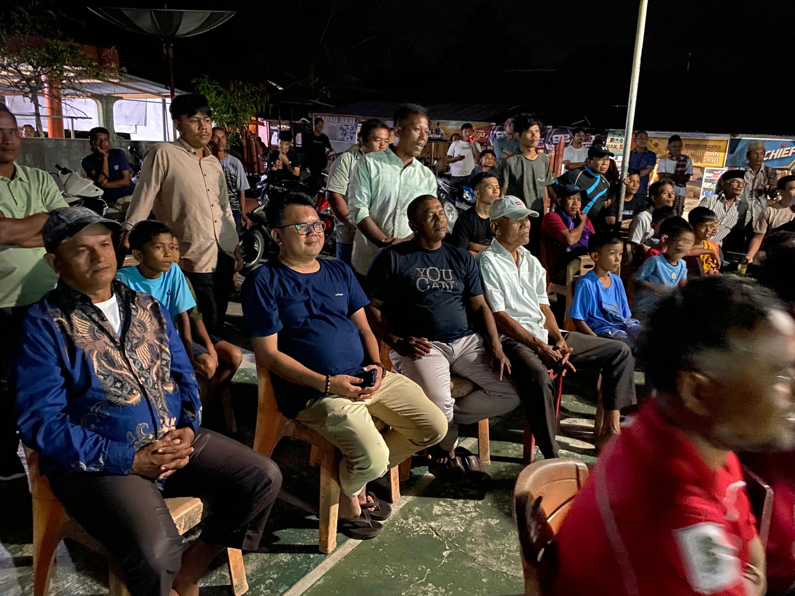 Wakil Ketua DPRD Padang Pariaman, Firman saat nonton bareng menyaksikan pertandingan Timnas Indonesia melawan China bersama warga di Nagari Sandi Ulakan. Kamis malam, (05/06/2025) [foto : sci/yrp]