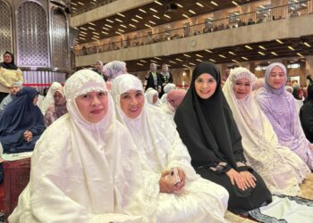 Ketua DPR RI, Puan Maharani saat shalat id di Masjid Istiqlal. Jum'at (06/06/2025) [foto : ist]