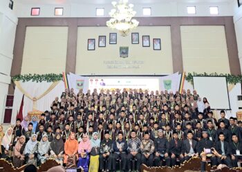 Wakil Ketua DPRD Padang Pariaman, Firman foto bersama dengan santri dan para guru. Senin, (09/06/2025) [foto : ist]