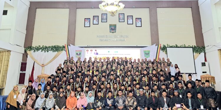 Wakil Ketua DPRD Padang Pariaman, Firman foto bersama dengan santri dan para guru. Senin, (09/06/2025) [foto : ist]