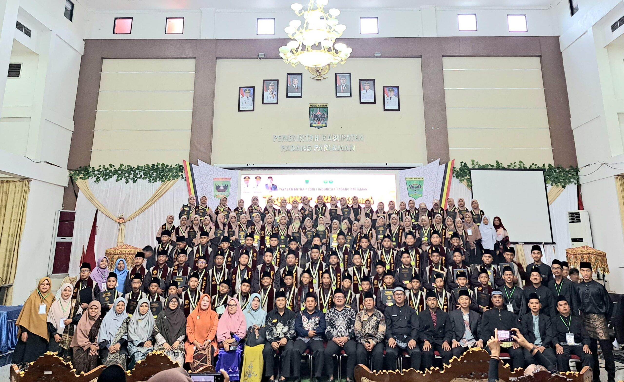 Wakil Ketua DPRD Padang Pariaman, Firman foto bersama dengan santri dan para guru. Senin, (09/06/2025) [foto : ist]