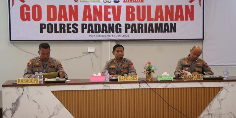 Kapolres Padang Pariaman, AKBP Ahmad Faisol Amir saat memimpin langsung kegiatan Gelar Operasional (GO) dan Analisa Evaluasi (Anev). Rabu, (11/06/2025) [foto : ist]