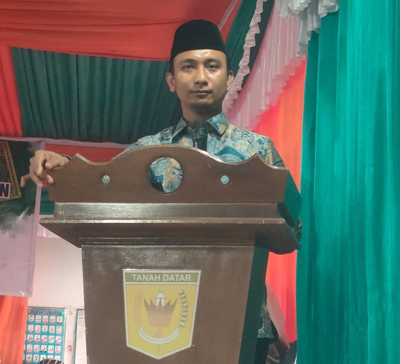 Anggota DPRD Tanah Datar, Yonnarlis, memberikan sambutan saat acara Khatam Alquran dan Wakaf Hafizh di Madrasah Diniyah Takmiliah Awaliyah (MDTA) Nagari Sawah Tangah, Kecamatan Pariangan. [foto : sci/yrp]