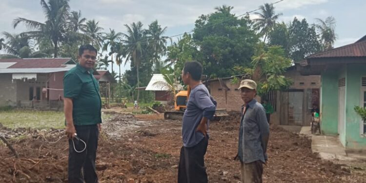 Anggota DPRD Padang Fraksi PKB, Zalmadi saat meninjau pembukaan badan jalan di Kampuang Tangah RT 03 RW 07 Kelurahan Kuranji Kec Kuranji. [foto : ist]