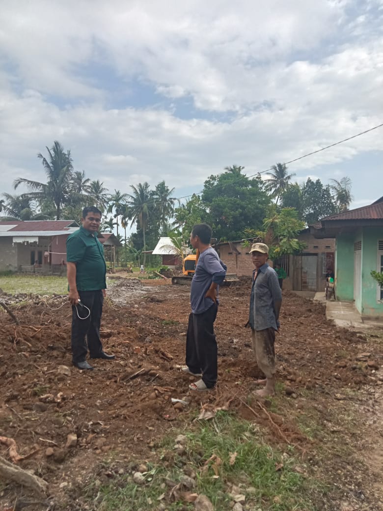 Anggota DPRD Padang Fraksi PKB, Zalmadi saat meninjau pembukaan badan jalan di Kampuang Tangah RT 03 RW 07 Kelurahan Kuranji Kec Kuranji. [foto : ist]