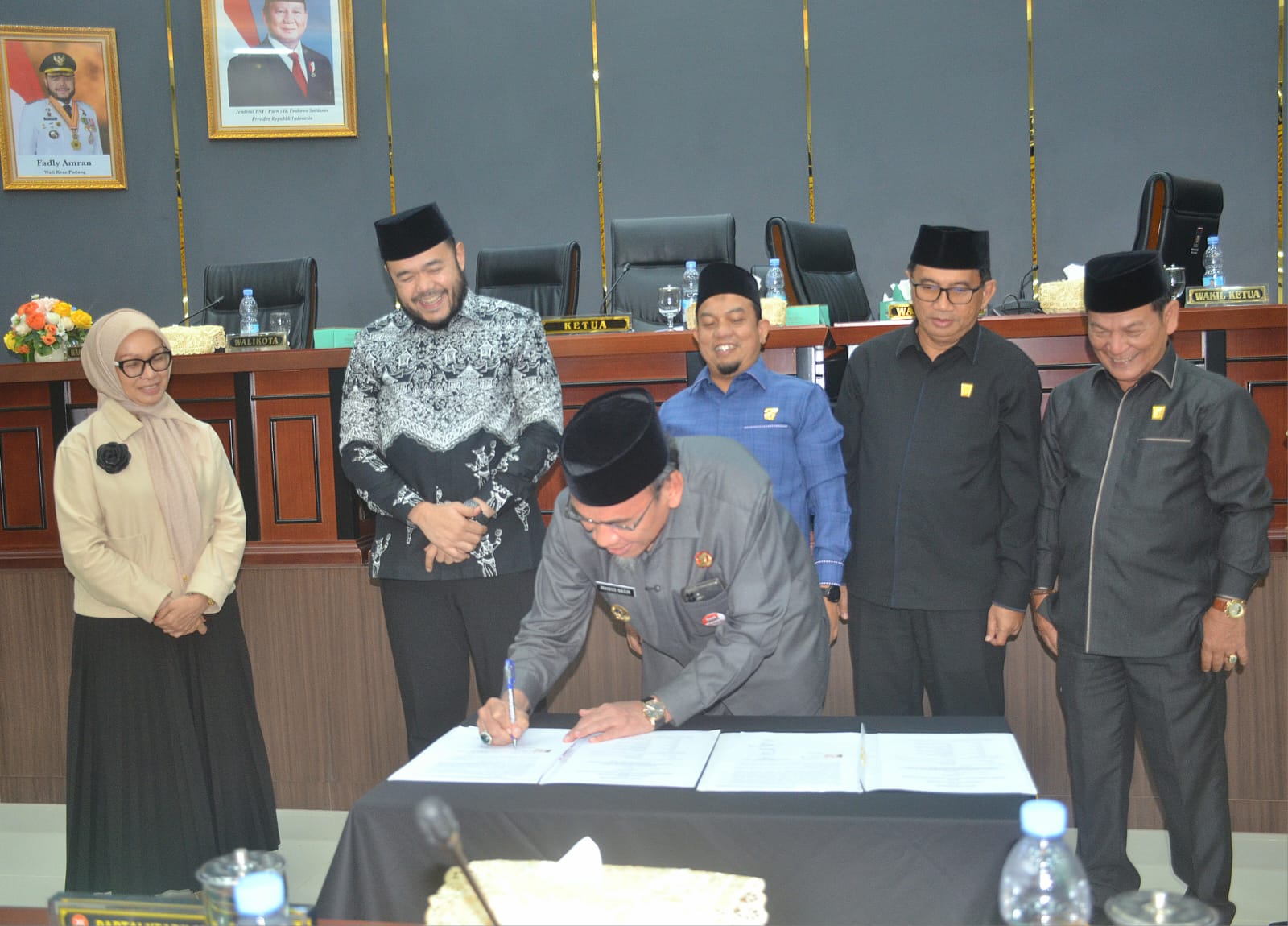 Wakil Wali Kota Padang Maigus Nasir menandatangani dokumen perubahan KUA-PPAS APBD 2025. [foto : ist]