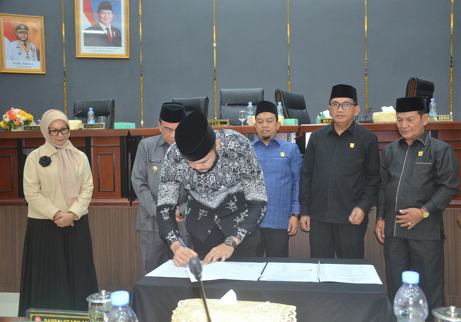 Wali Kota Padang Fadly Amran menandatangani dokumen perubahan KUA-PPAS APBD 2025. [foto : ist]