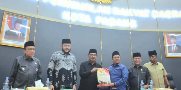 Pimpinan DPRD Kota Padang menerima dokumen perubahan KUA-PPAS APBD 2025. [foto : ist]