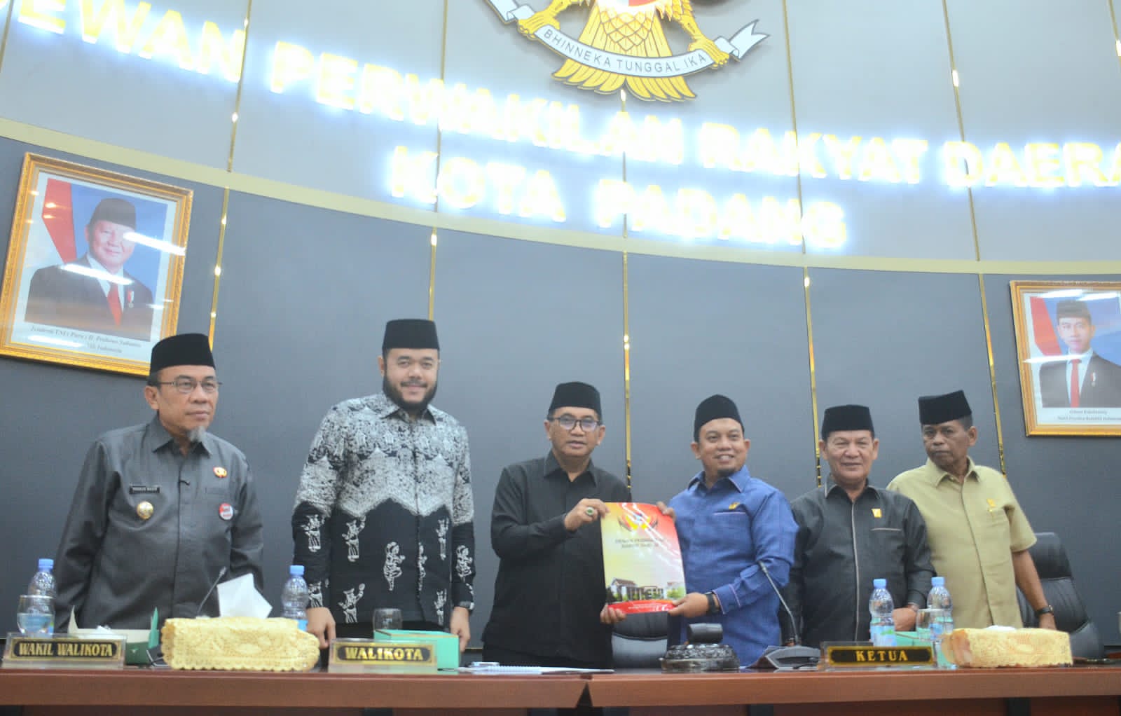 Pimpinan DPRD Kota Padang menerima dokumen perubahan KUA-PPAS APBD 2025. [foto : ist]