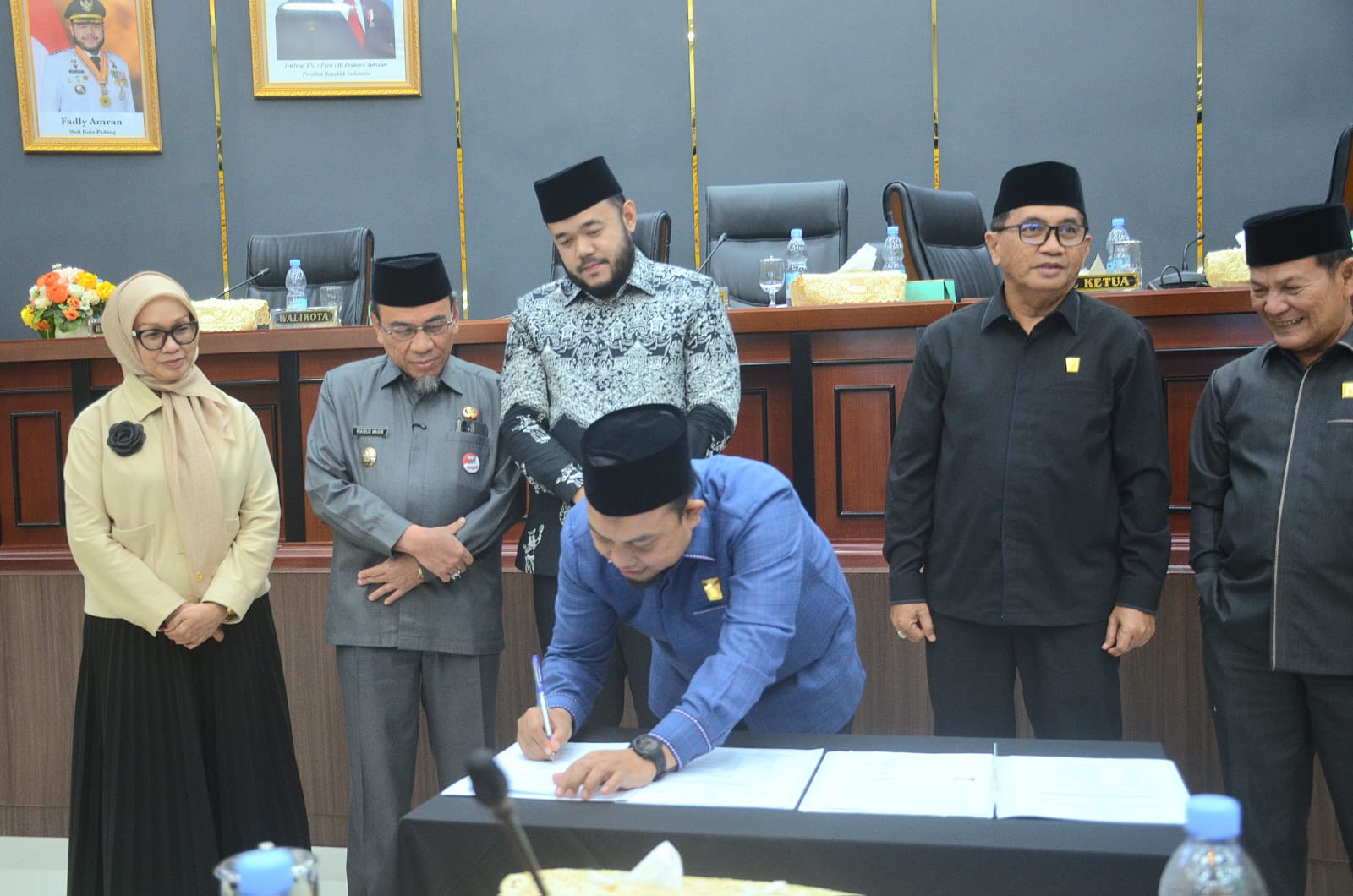 Ketua DPRD Kota Padang Muharlion menandatangani dokumen Perubahan KUA-PPAS APBD 2025. [foto : ist]