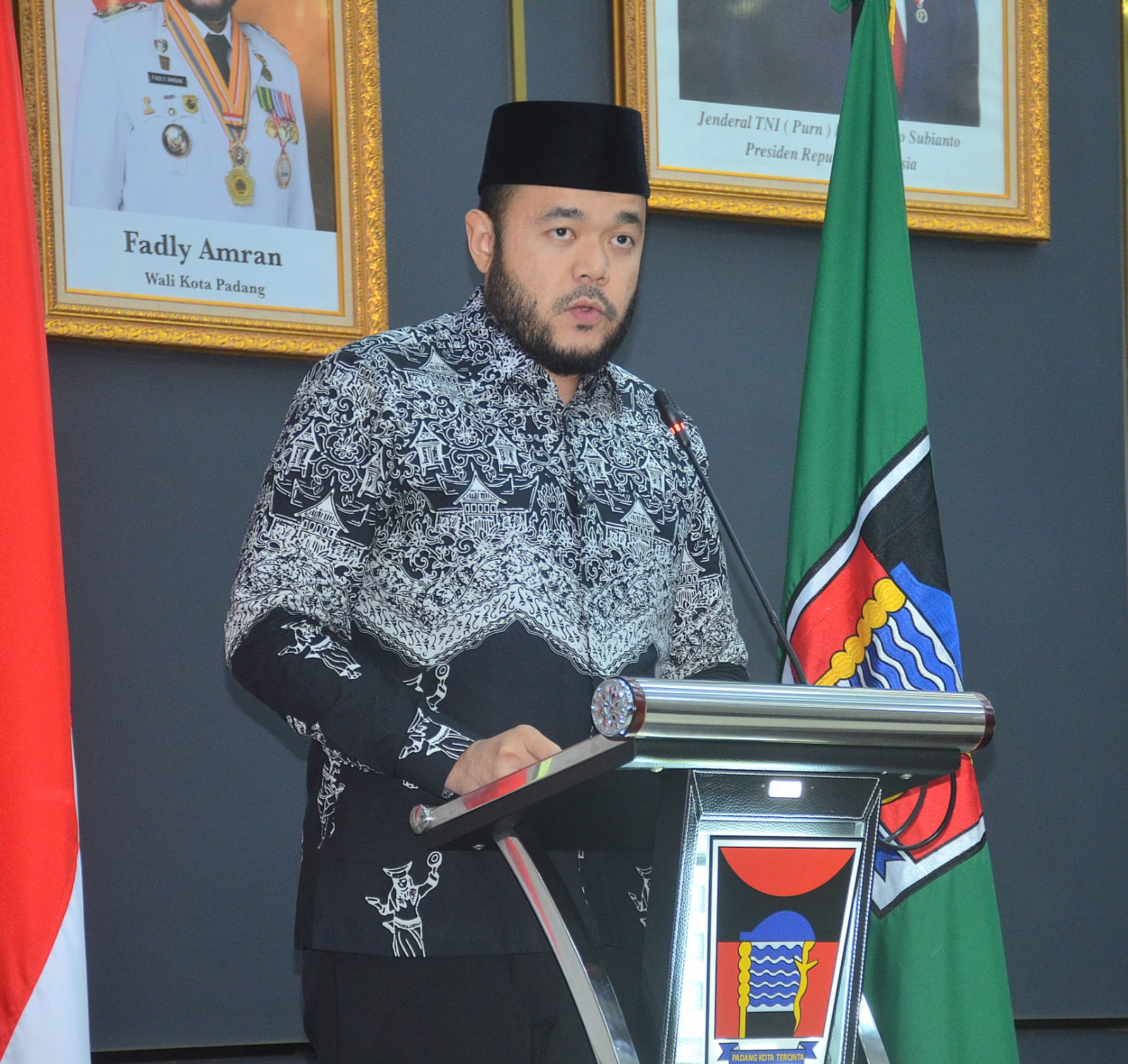 Wali kota Padang  Fadly Amran menyampaikan sambutan atas nota kesepakatan Perubahan KUA-PPAS APBD 2025. [foto : ist]