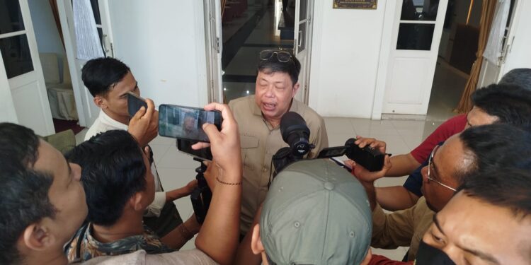 Wakil Ketua Komis IV DPR RI, Alex Indra Lukman saat door stop di Aula Gubernuran Sumatera Barat. [foto : ist]