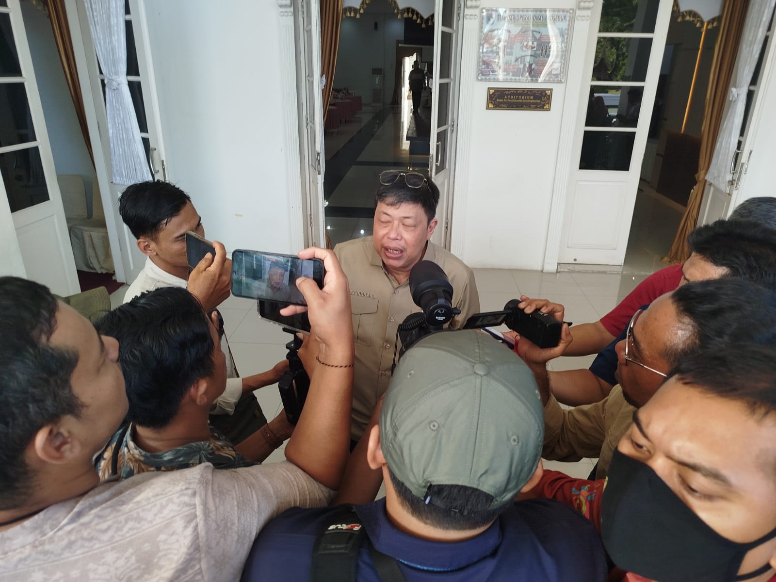 Wakil Ketua Komis IV DPR RI, Alex Indra Lukman saat door stop di Aula Gubernuran Sumatera Barat. [foto : ist]