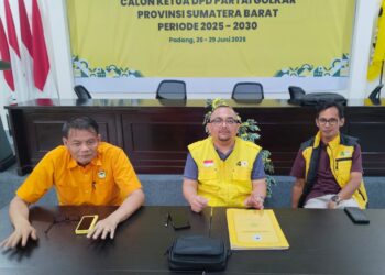 Ketua Panitia Dewan Pengarah atau SC, Hafrizal Okta Ade Putra (tengah) didampingi Sekretaris SC, Andi Mastian (kanan) dan Zulkenedi Said (kiri) usai pemeriksaan berkas persayaratan Bakal Calon Ketua di Aula Sekretariat DPD Golkar Sumbar. Minggu, (29/06/2025)