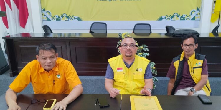 Ketua Panitia Dewan Pengarah atau SC, Hafrizal Okta Ade Putra (tengah) didampingi Sekretaris SC, Andi Mastian (kanan) dan Zulkenedi Said (kiri) usai pemeriksaan berkas persayaratan Bakal Calon Ketua di Aula Sekretariat DPD Golkar Sumbar. Minggu, (29/06/2025)