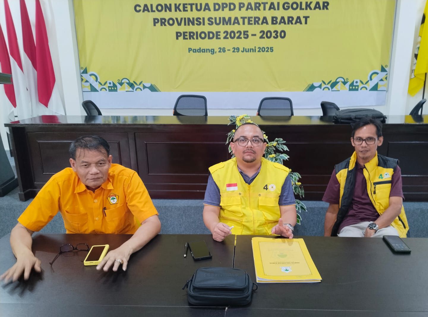 Ketua Panitia Dewan Pengarah atau SC, Hafrizal Okta Ade Putra (tengah) didampingi Sekretaris SC, Andi Mastian (kanan) dan Zulkenedi Said (kiri) usai pemeriksaan berkas persayaratan Bakal Calon Ketua di Aula Sekretariat DPD Golkar Sumbar. Minggu, (29/06/2025)