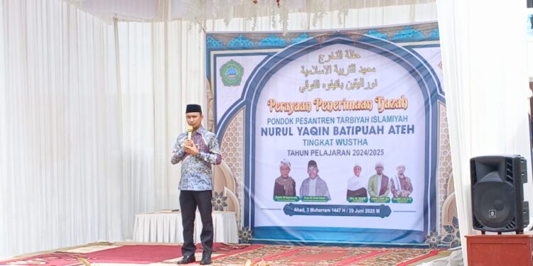 Anggota DPRD Tanah Datar, Yonnarlis saat memberikan sambutan di acara penerimaan ijazah tingkat wustha Pondok Pesantren Tarbiyah Islamiah (PPTI) Nurul Yaqin Batipuh Ateh. Minggu, (29/06/2025) [foto : sci/yrp]