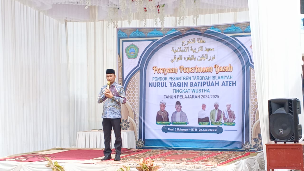 Anggota DPRD Tanah Datar, Yonnarlis saat memberikan sambutan di acara penerimaan ijazah tingkat wustha Pondok Pesantren Tarbiyah Islamiah (PPTI) Nurul Yaqin Batipuh Ateh. Minggu, (29/06/2025) [foto : sci/yrp]