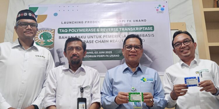 Foto bersama usai peluncuran Taq Polimerase dan Reverse Transcriptase. Senin, (02/06/2025) [foto : sci/yrp]
