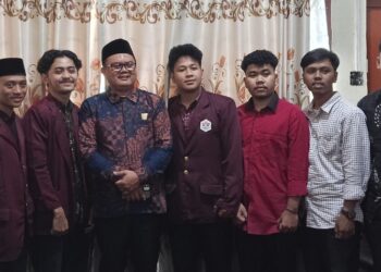 Wakil Ketua DPRD Kabupaten Padang Pariaman, Firman bersama DPC Imapar UIN IB Padang. Selasa, (10/06/2025) [foto : ist]