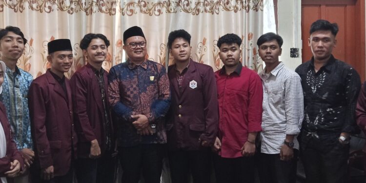 Wakil Ketua DPRD Kabupaten Padang Pariaman, Firman bersama DPC Imapar UIN IB Padang. Selasa, (10/06/2025) [foto : ist]
