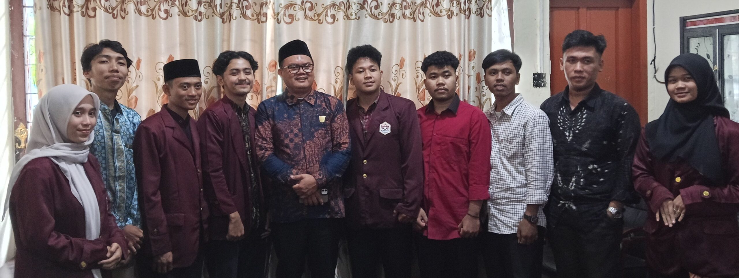 Wakil Ketua DPRD Kabupaten Padang Pariaman, Firman bersama DPC Imapar UIN IB Padang. Selasa, (10/06/2025) [foto : sci/yrp]