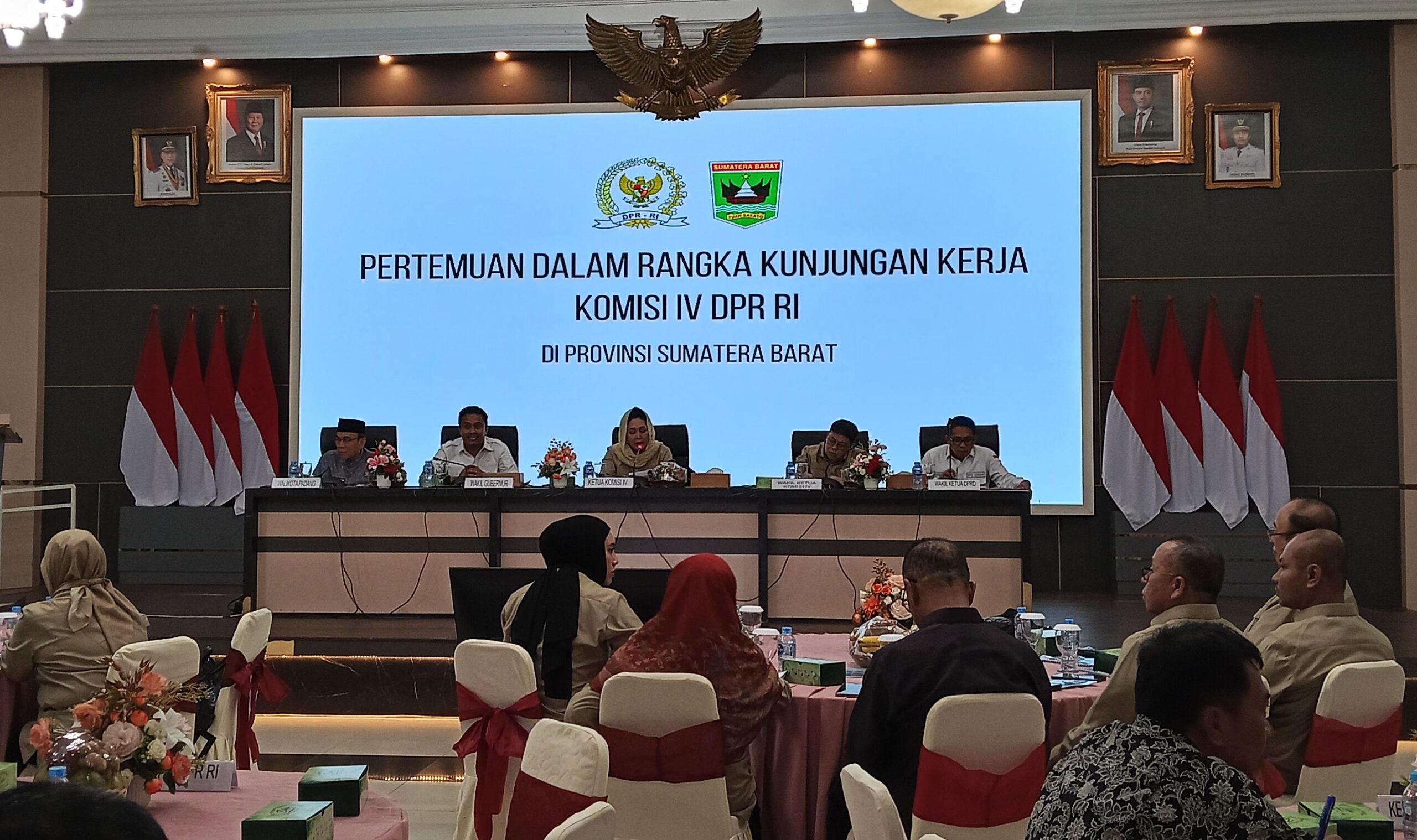 Diskusi Komisi IV DPR RI bersama Pemerintah Daerah Provinsi Sumatera Barat di Aula Gubernuran. Jum'at, (20/06/2025) [foto : sci/yrp]