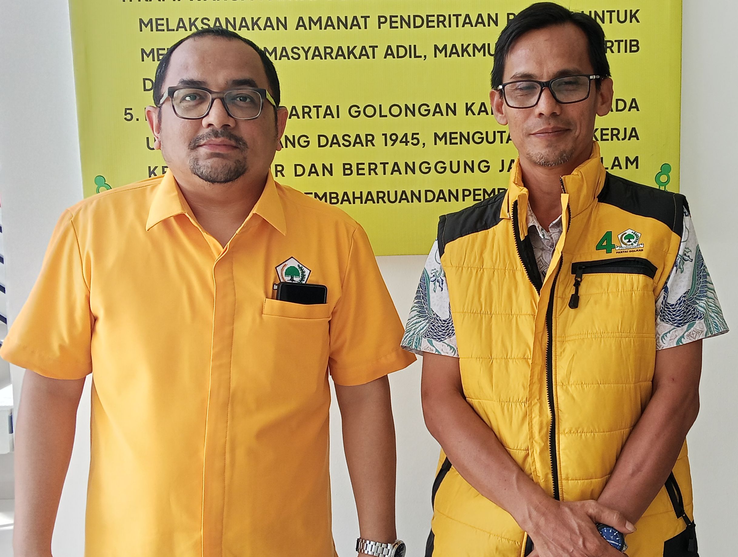 Ketua Dewan Pengarah (SC) Muda Golkar Sumbar ke-XI, Hafrizal Okta Ade Putra (kiri) didampingi Sekretaris SC, Andi Mastian di Kantor Golkar Sumbar. [foto : sci/yrp]